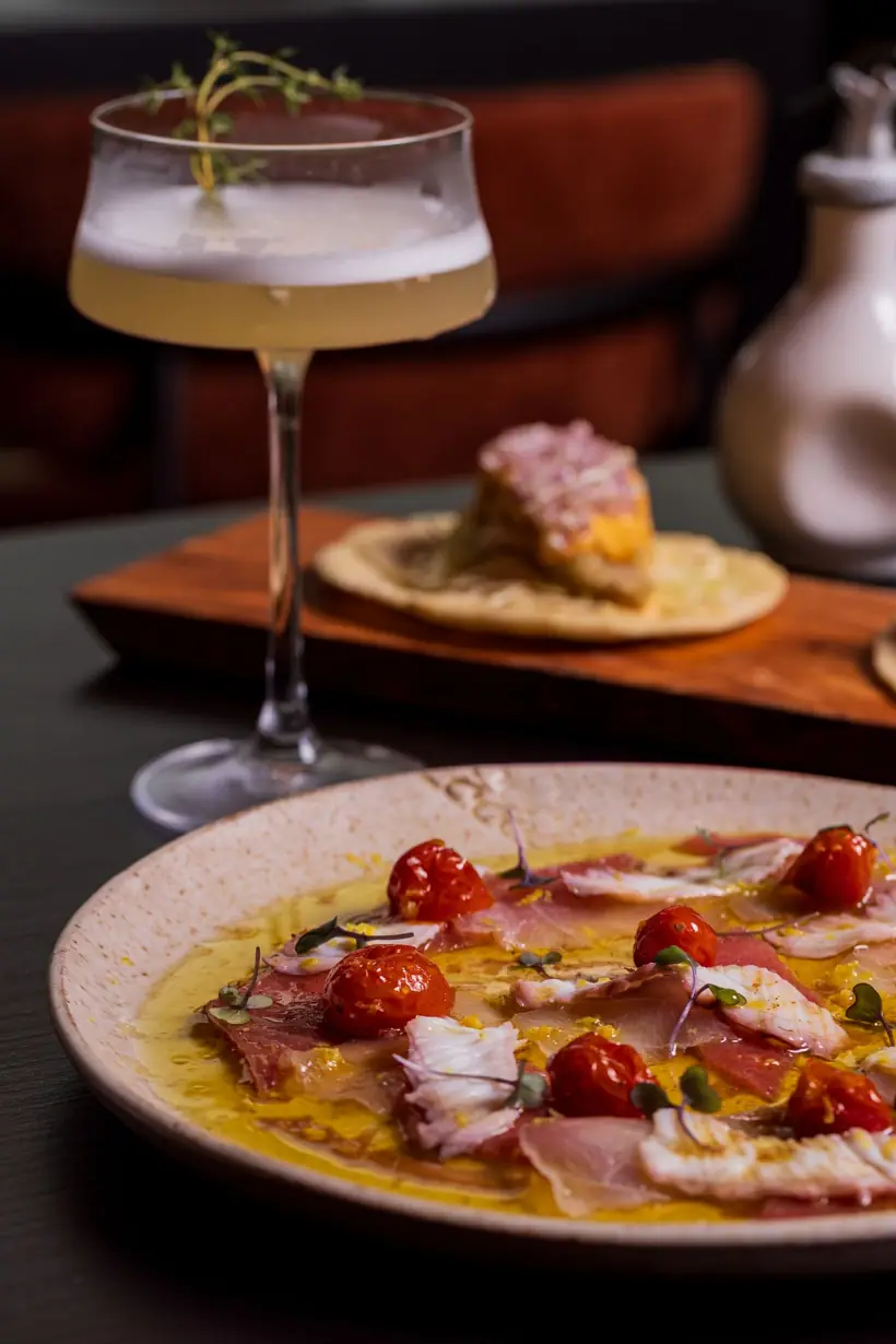Drink cítrico com espuma e tomilho