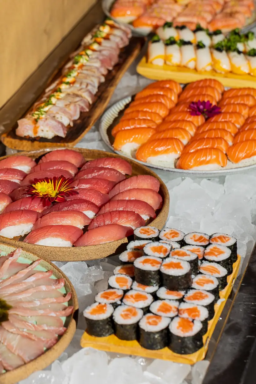Mesa de sushis e sashimis variados