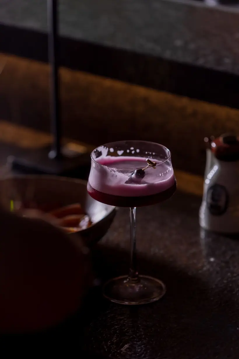 Drink com espuma no balcão do bar