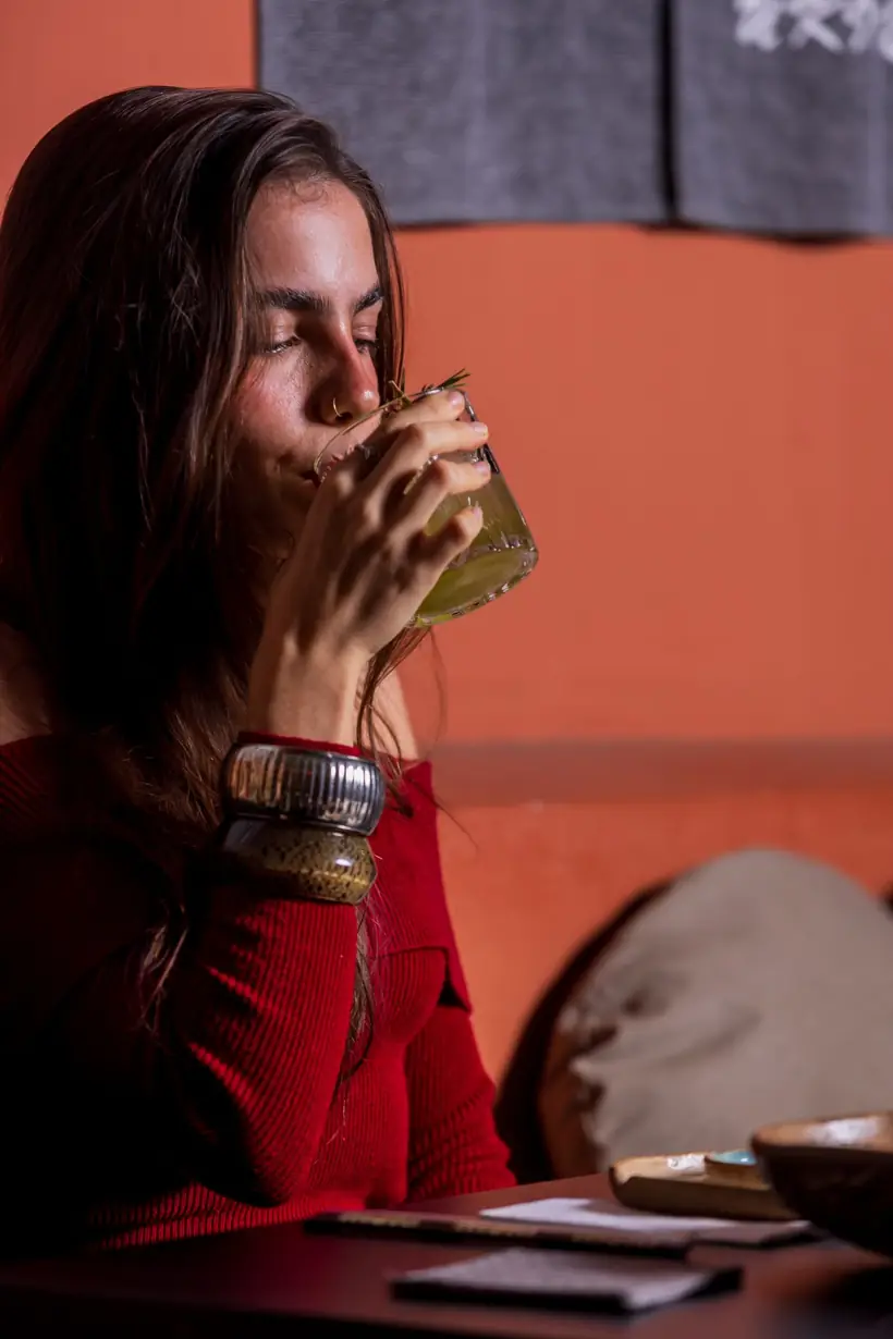 Parede terracota e drink
