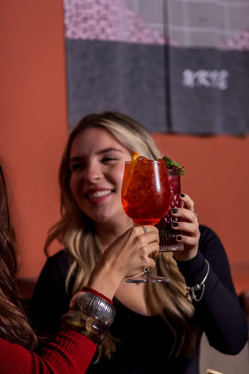 Drink vermelho em taça de vinho