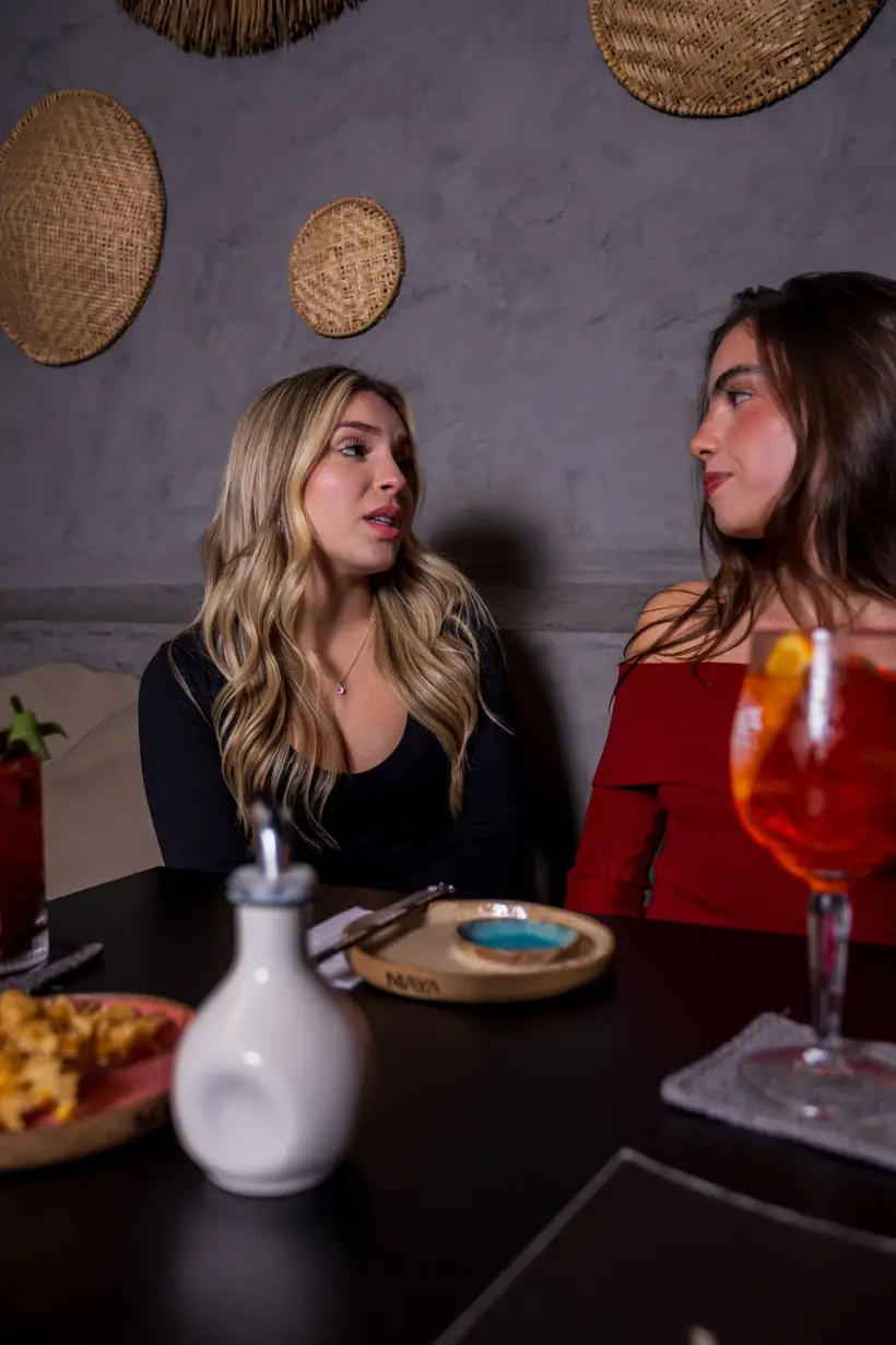 Amigas à mesa no salão
